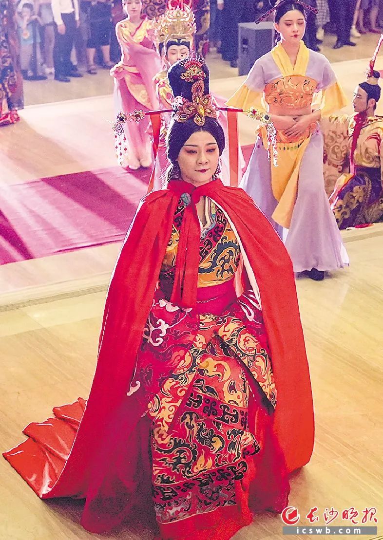 身著傳統(tǒng)服飾的表演者展示中國風(fēng)魅力均為鄒麟攝圖片